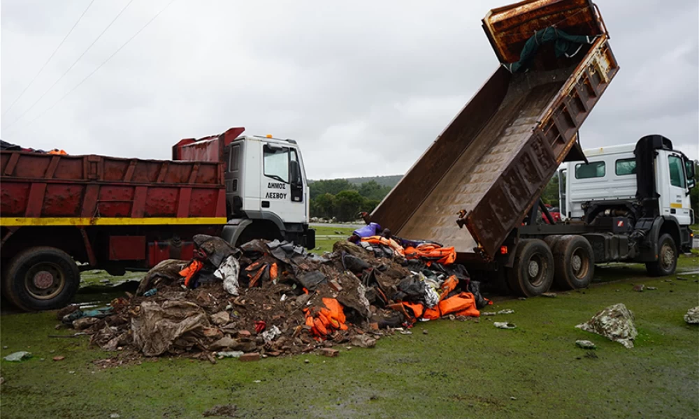 Λέσβος: Γέμισαν με σωσίβια και βάρκες την επιταγμένη έκταση